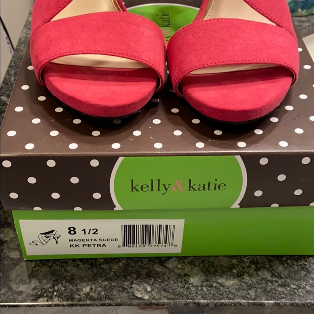 Kelly & Kate - Picture 2 of 4